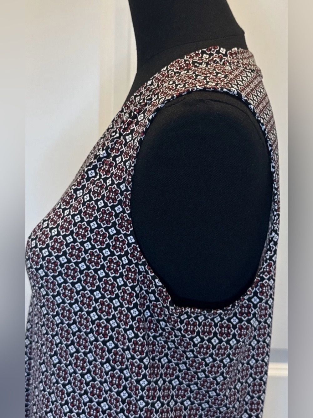 Liz Claiborne Women's Sleeveless Multicolor V-Neck Geometric Print Blouse, Small - Picture 7 of 12